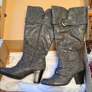 Stylish Gray  Boots size 9 1/2 like new must go price drop🎉